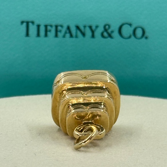 Tiffany & Co. 18k gold wedding cake charm pendant (rare) - Picture 6 of 12